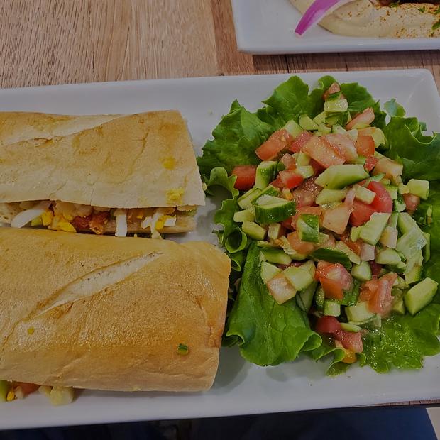 Emparedado con ensalada fresca