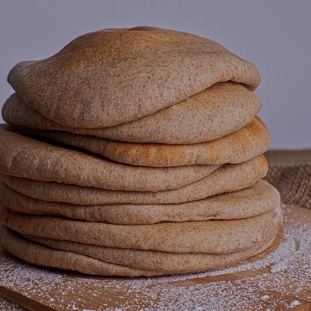 Pita integral recién horneada