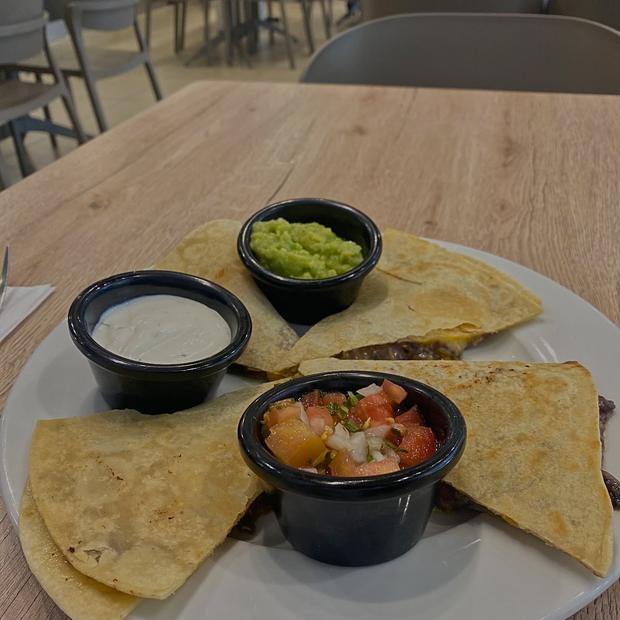 Quesadilla con sus salsas