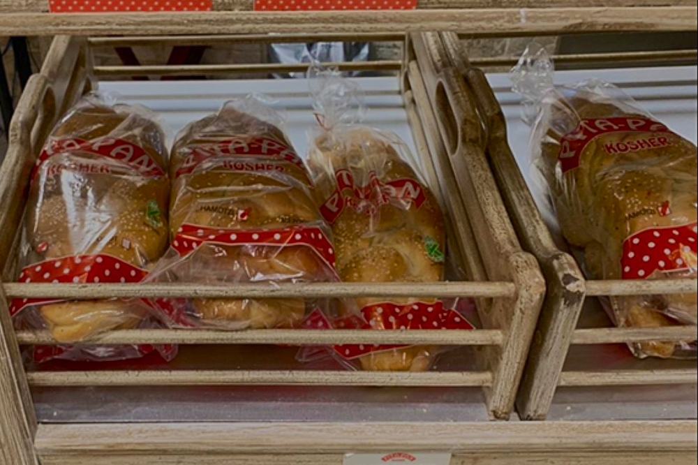 Jalás recién horneadas, empacadas en la vitrina de la panadería