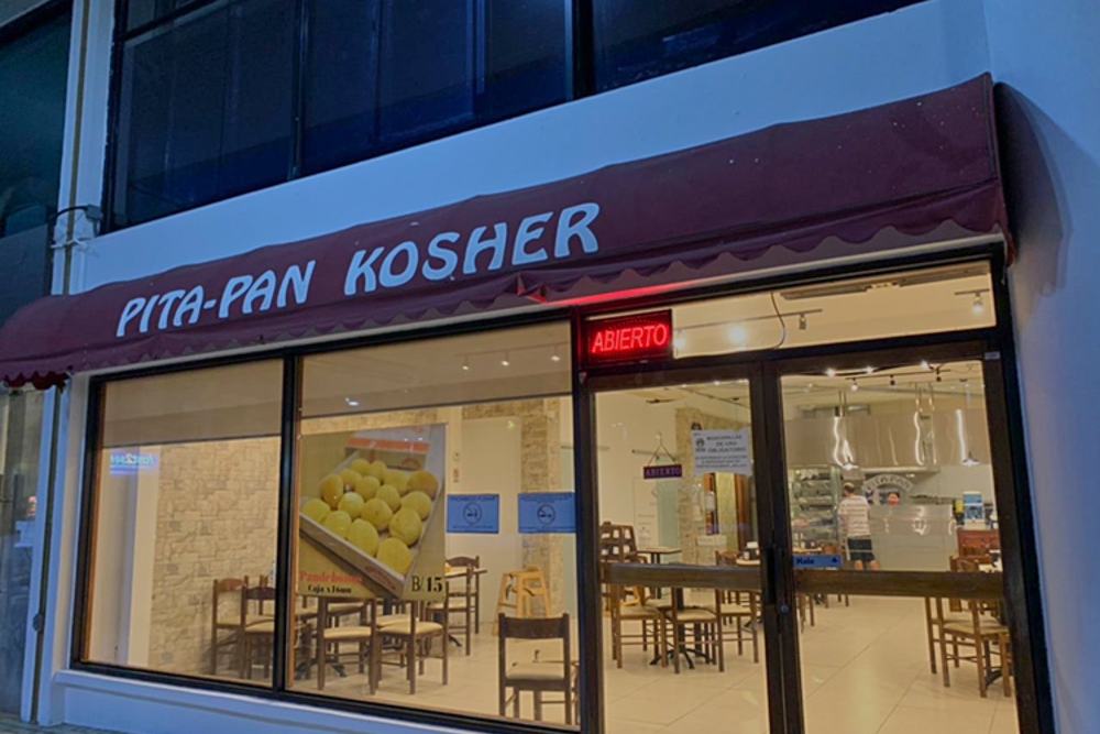 Fachada de Pita Pan Kosher en Plaza Bal Harbour, de noche